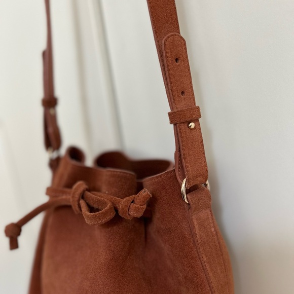 Sezane Farrow blush suede drawstring bucket bag with shoulder strap - Picture 7 of 9